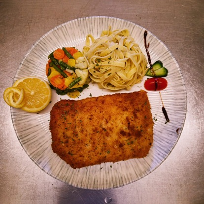 Paniertes Gericht mit Pasta, Gemüse und Zitrone im Restaurant Lehenmatt
