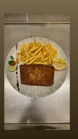 Paniertes Gericht mit Pommes frites und Zitrone
