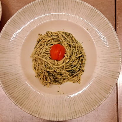 Spaghetti mit Pesto und Cherrytomate